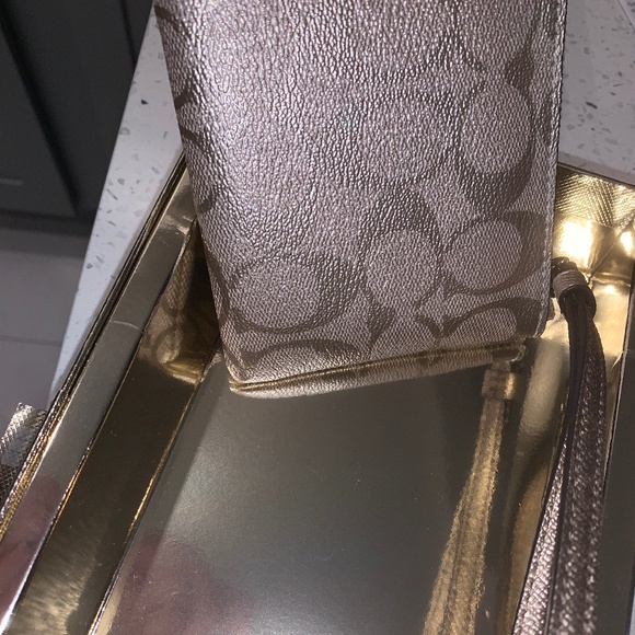 NEW NEVER USED STILL TIED INTO BOX Gorgeous Coach wristlet - Picture 6 of 6